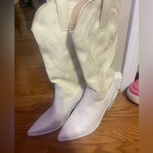NWOT Women's ivory/white cowboy boots